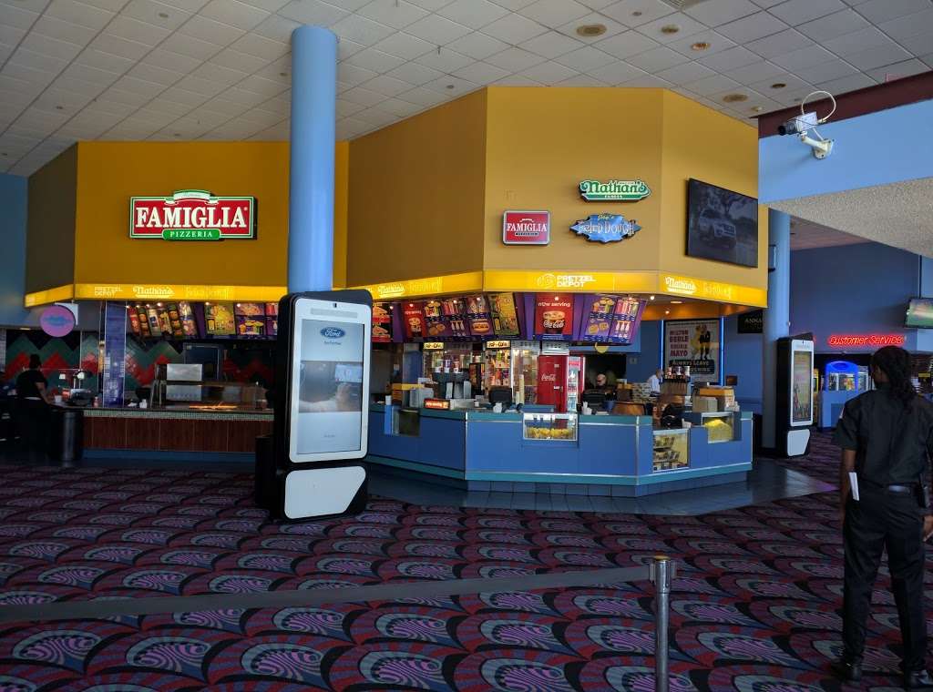 Showcase Cinema de Lux Cross County | 2 South Dr, Yonkers, NY 10704, USA | Phone: (800) 315-4000
