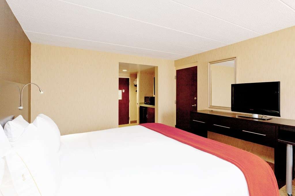 Holiday Inn Express & Suites Dover | 1780 N Dupont Hwy, Dover, DE 19901, USA | Phone: (302) 678-0600