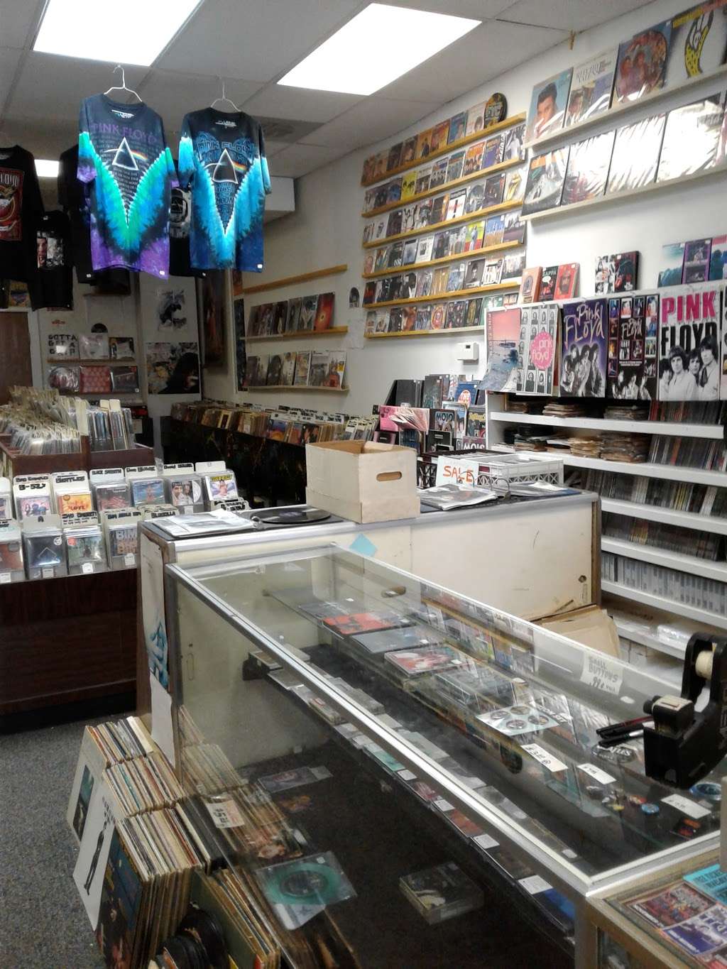 Hip Cat Records & Music Videos | 3540 Lake Ave, Wilmette, IL 60091, USA | Phone: (847) 920-0066