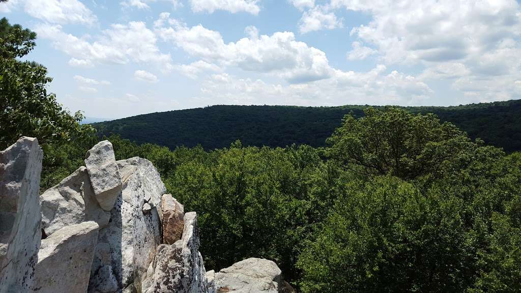 Cat Rock / Chimney Rock Parking Area | 6571-6611 Rocky Ridge Rd, Thurmont, MD 21788, USA