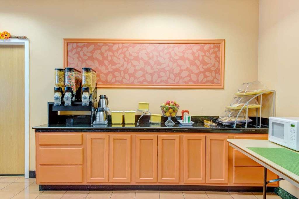 Days Hotel & Conference Center by Wyndham Methuen MA | 159 Pelham St, Methuen, MA 01844, USA | Phone: (978) 291-6522