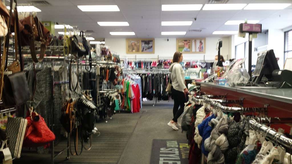 Platos Closet Pleasant Prairie | 9020 76th St, Pleasant Prairie, WI 53158 | Phone: (262) 925-6500