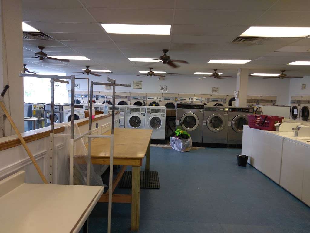 Suds & Duds Laundromat | 219 Flag Lake Dr, Clute, TX 77531, USA | Phone: (979) 285-9900