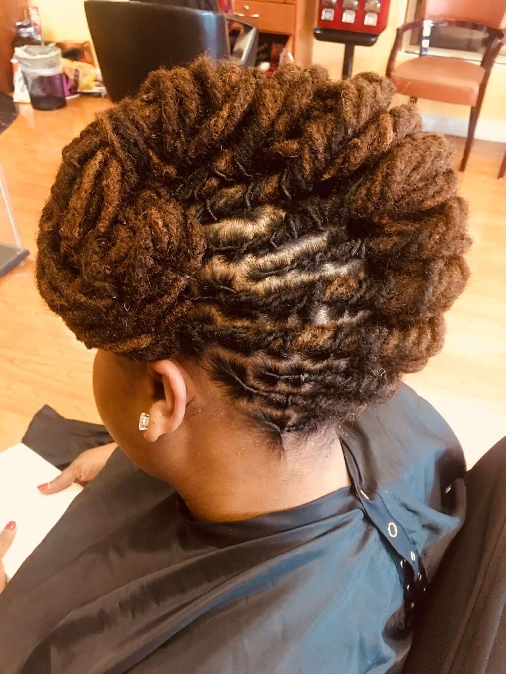 TWISTED ROOTS SALON | 701 E 75th St, Chicago, IL 60619, USA | Phone: (773) 994-9878