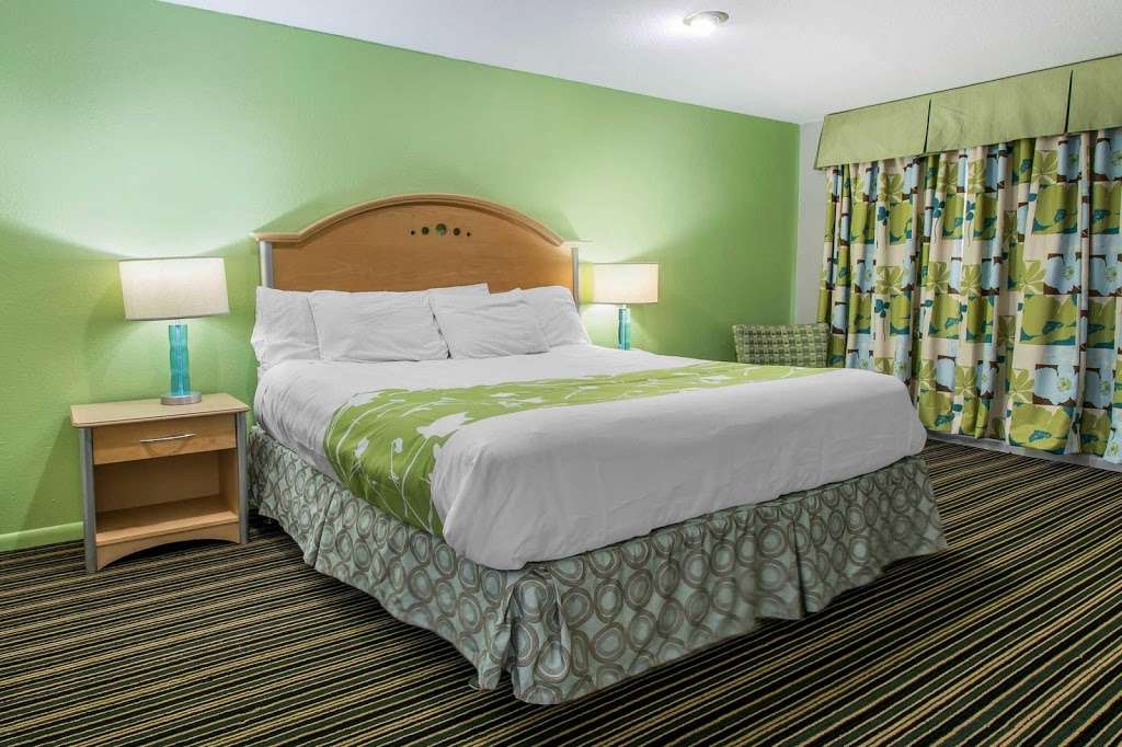 Rodeway Inn & Suites | 1911 Cypress Gardens Blvd, Winter Haven, FL 33884, USA | Phone: (863) 324-5994