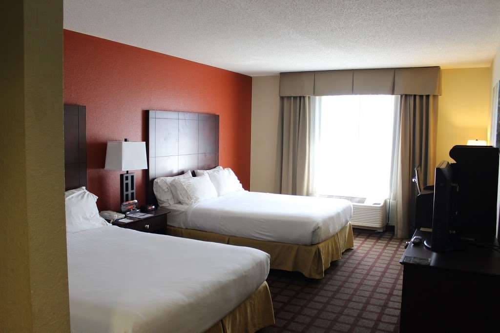 Holiday Inn Express & Suites Chicago-Algonquin | 2595 Bunker Hill Dr, Algonquin, IL 60102, USA | Phone: (847) 458-6000