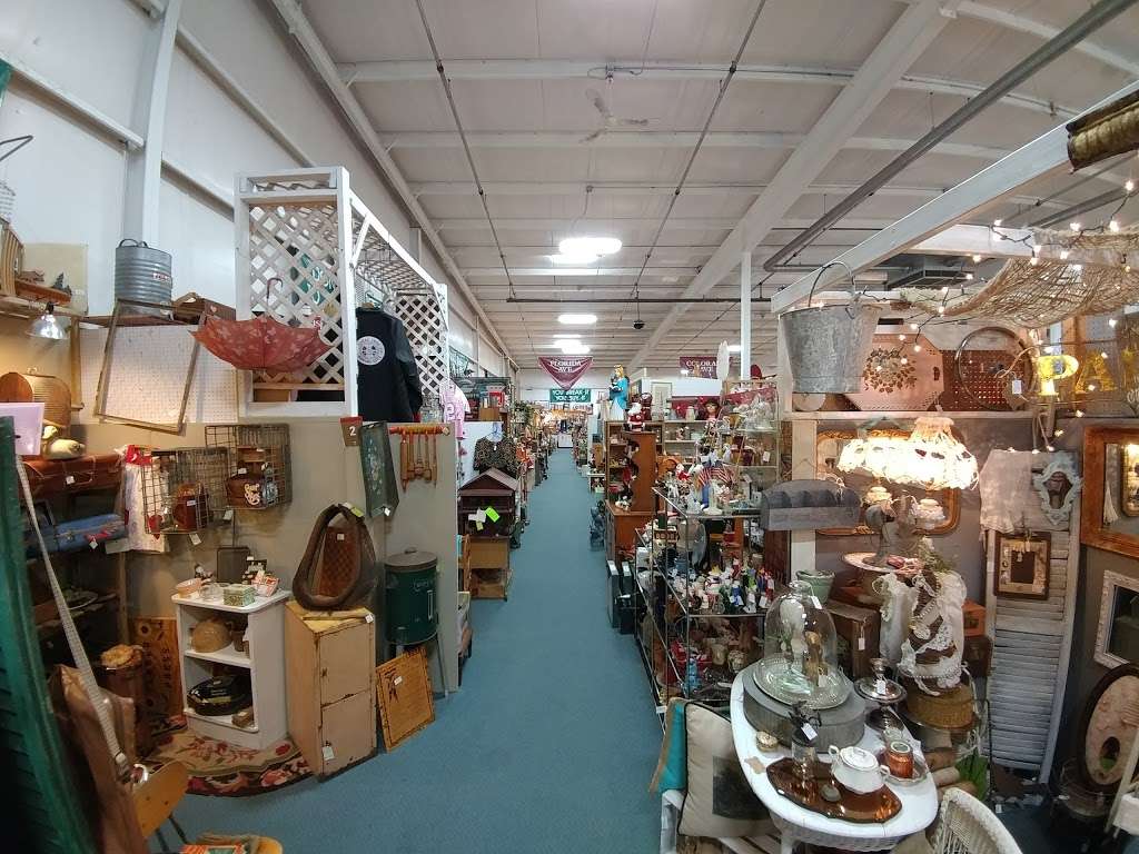 Brass Armadillo Antique Mall - Kansas City | 1450 Golfview Dr, Grain Valley, MO 64029 | Phone: (816) 847-5260