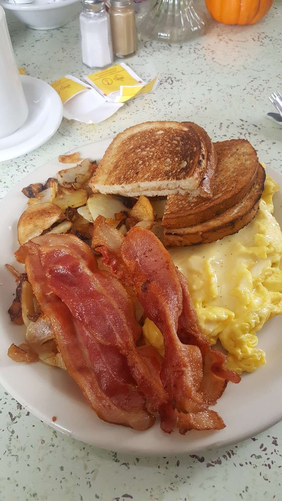 Veras Country Cafe | 4203 Durham Rd, Ottsville, PA 18942, USA | Phone: (610) 847-8372