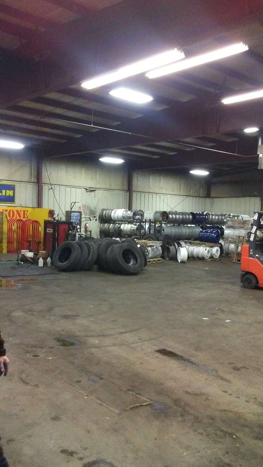 Service Tire Truck Centers | 10 1st St, Bridgewater, MA 02324, USA | Phone: (508) 697-2222