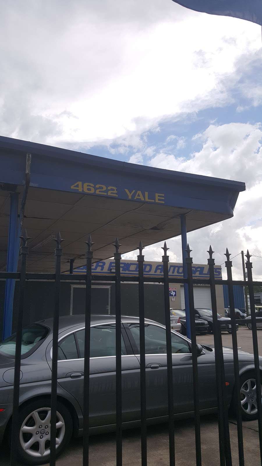 Under Priced Auto Sales | 4622 Yale St, Houston, TX 77018, USA | Phone: (713) 695-9055