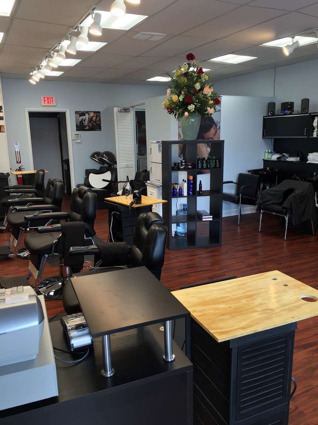 Youngs Main Hair Salon | 10016 Main Street, Fairfax, VA 22031 | Phone: (703) 273-1050