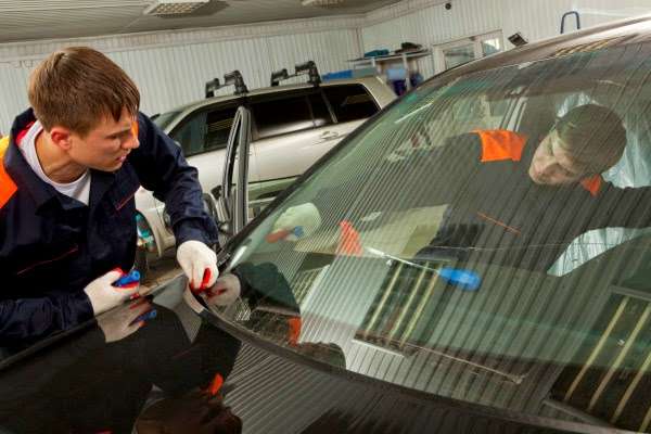 Low Price Auto Glass Repair | 9143 Ermantrude Ct, Vienna, VA 22182 | Phone: (703) 260-1785