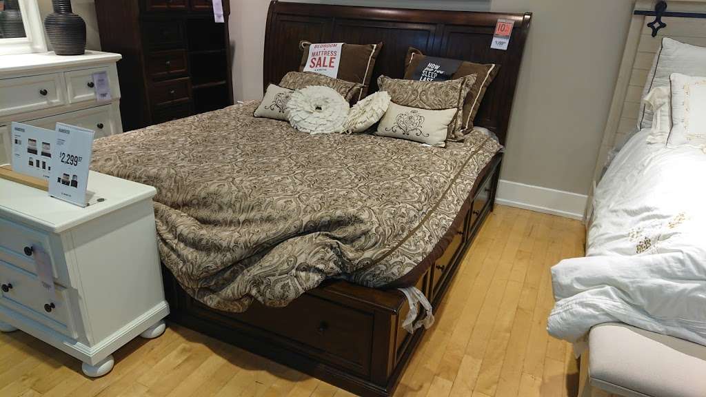 American Signature Furniture | 7463 W Colonial Dr, Orlando, FL 32818, USA | Phone: (407) 581-0949