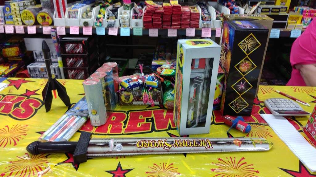 Boom Booms Fireworks | 5710 TX-35, Alvin, TX 77511 | Phone: (281) 731-2045