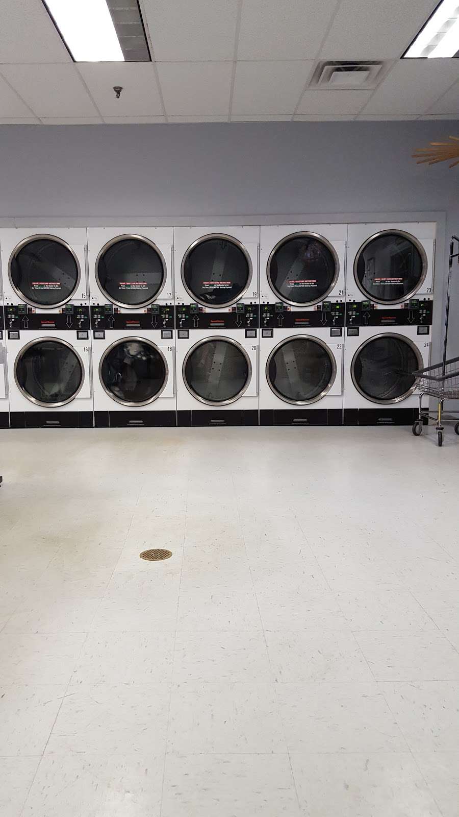 Merrimack Commons Laundromat | 515 Daniel Webster Hwy, Merrimack, NH 03054, USA | Phone: (603) 262-5718