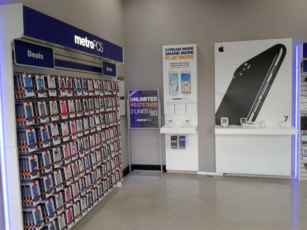 Metro by T-Mobile | 4878 NW 167th St, Miami Lakes, FL 33014, USA | Phone: (305) 623-2000