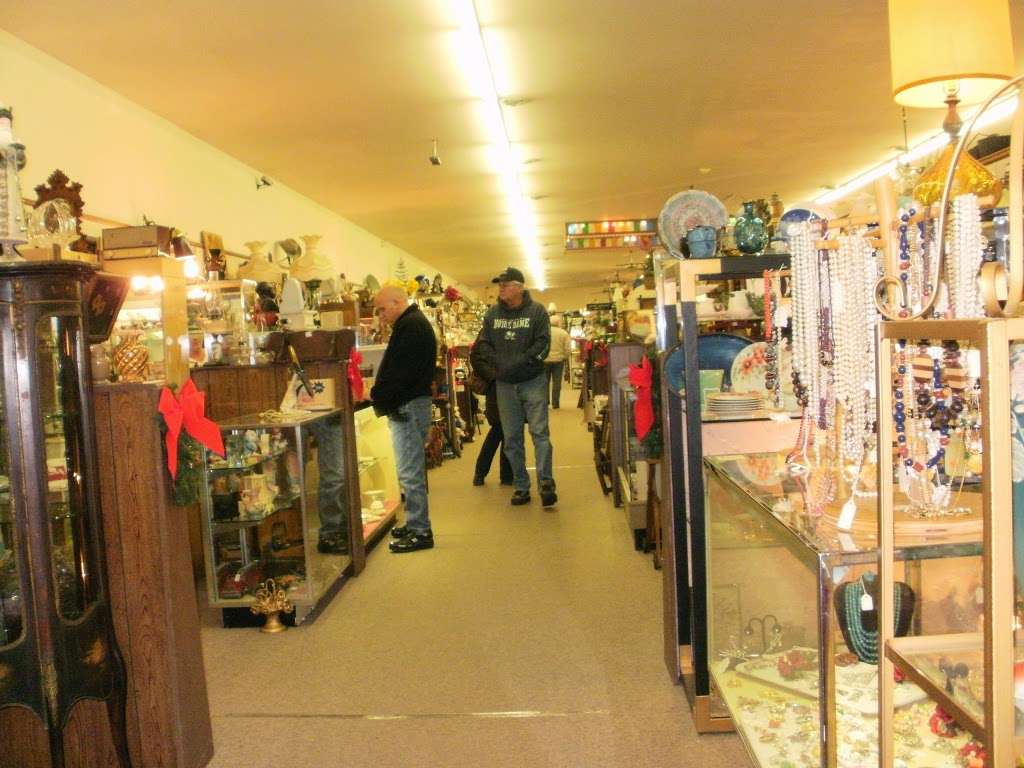 The Antique Market | 3707 N. E, Frontage Rd, Michigan City, IN 46360, USA | Phone: (219) 879-4084