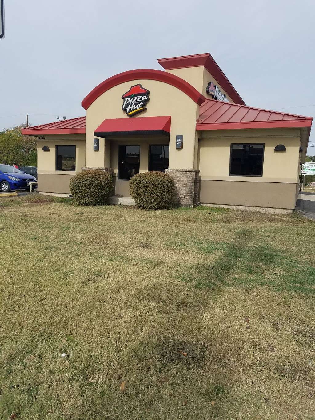 Pizza Hut | 4001 W Commerce St, San Antonio, TX 78207, USA | Phone: (210) 432-4766