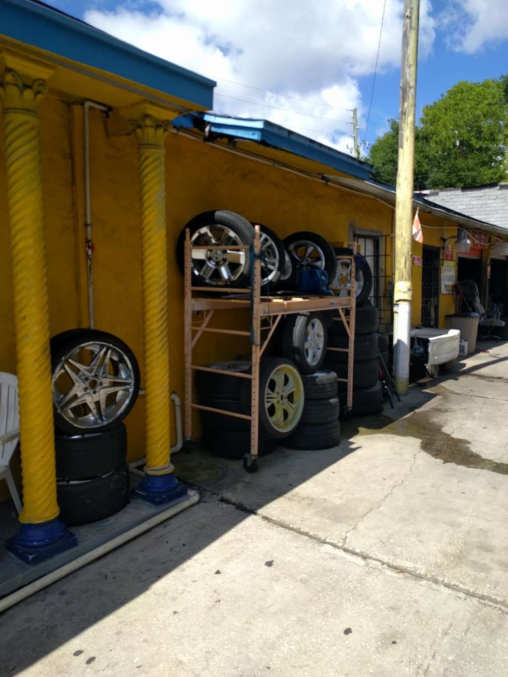 El Compay Tire & Shop,LLC | 5300 N Pine Hills Rd, Orlando, FL 32808, USA | Phone: (407) 521-1899