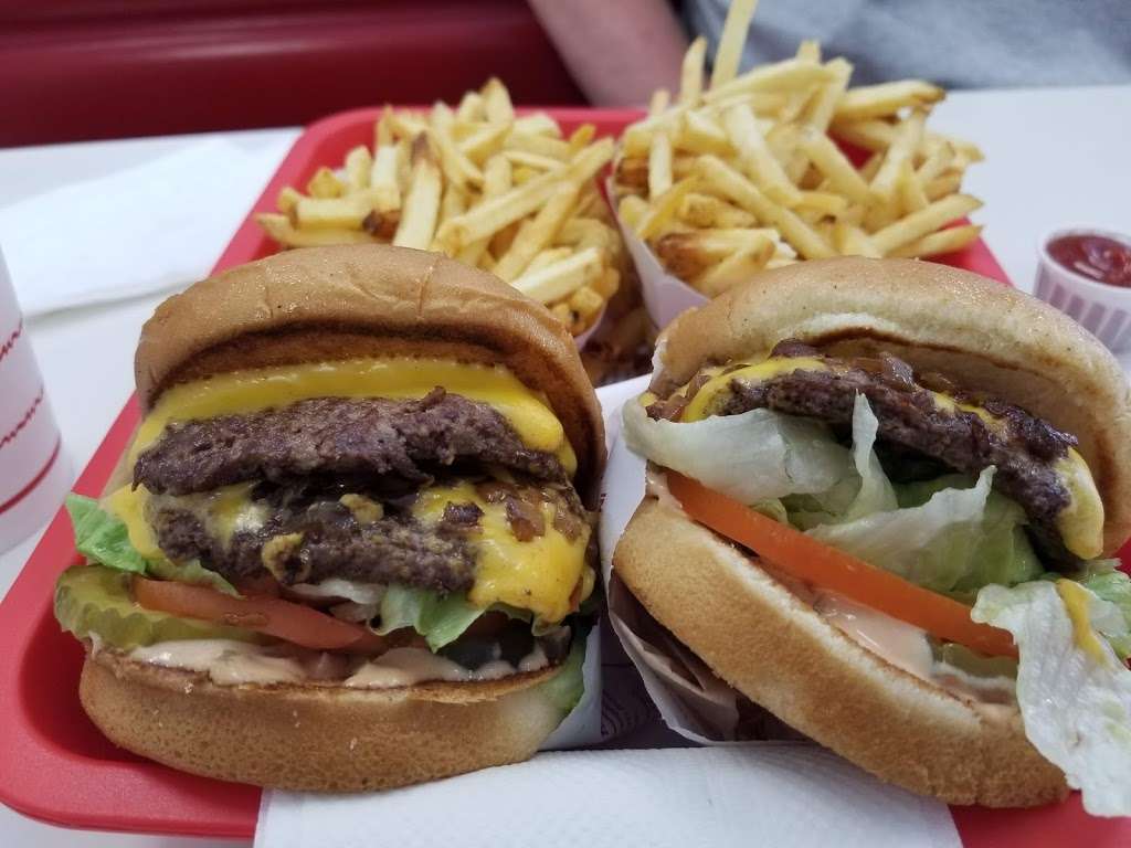 In-N-Out Burger | 108 E Easton St, Rialto, CA 92376, USA | Phone: (800) 786-1000