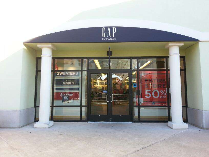 Gap Outlet | 701 The Arches Cir, Deer Park, NY 11729, USA | Phone: (631) 243-7801