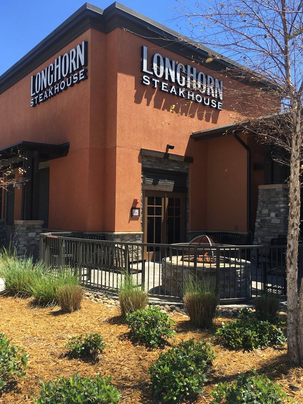 LongHorn Steakhouse | 8181 International Dr, Orlando, FL 32819, USA | Phone: (407) 226-3381