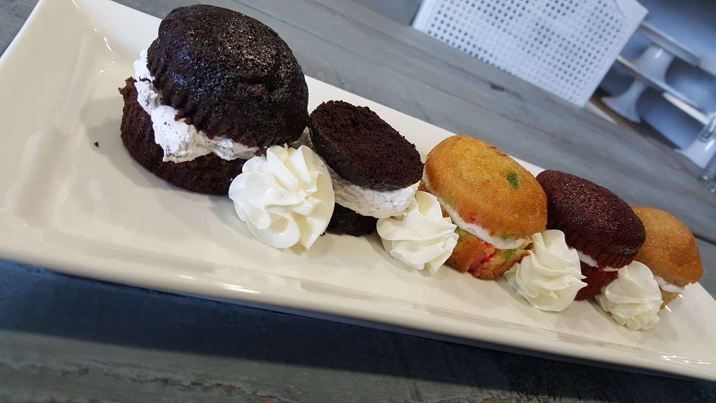 Simply Sweet Cakery | 2930 Grace Ln f, Costa Mesa, CA 92626, USA | Phone: (714) 444-2278