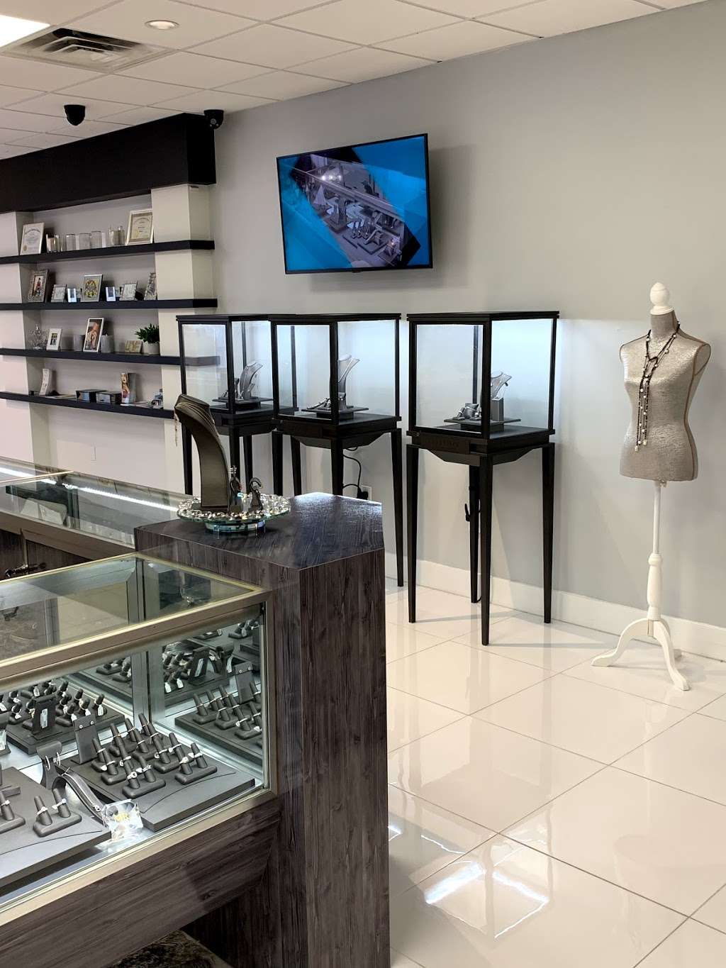 Luxury Diamond Company | 16840 US-441 #408, Summerfield, FL 34491 | Phone: (352) 877-2432