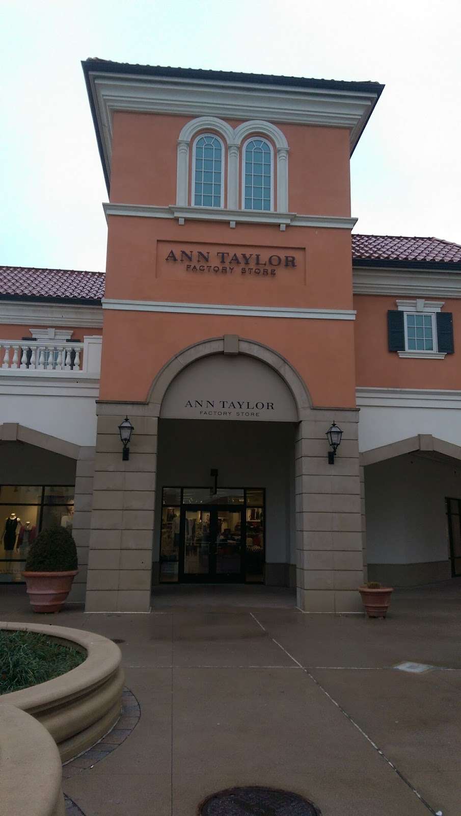 Ann Taylor Factory Store | 1645 The Arches Cir, Deer Park, NY 11729, USA | Phone: (631) 491-1591