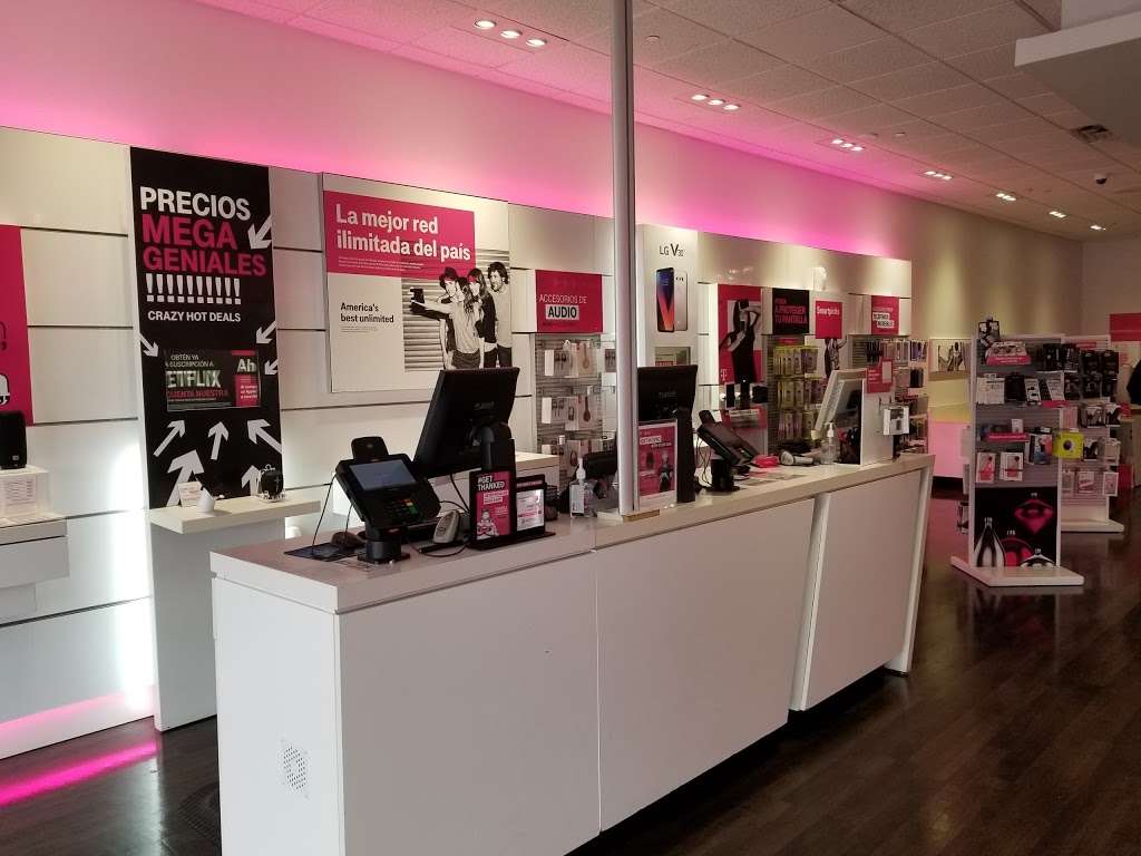 T-Mobile | 1337 E Vine St, Kissimmee, FL 34744, USA | Phone: (407) 483-3588