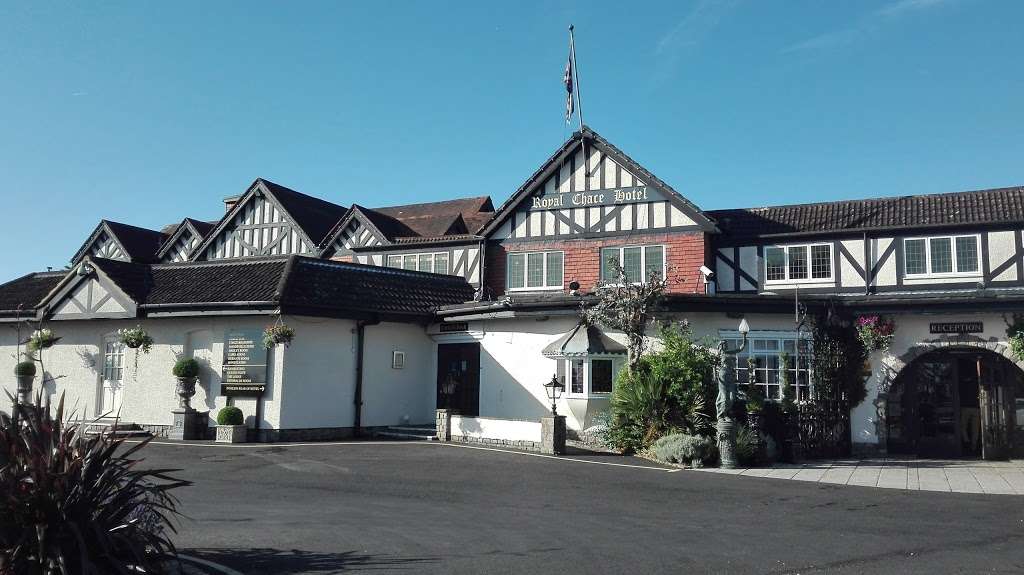 Royal Chace Hotel | 162 The Ridgeway, Enfield EN2 8AR, UK | Phone: 020 8884 8181