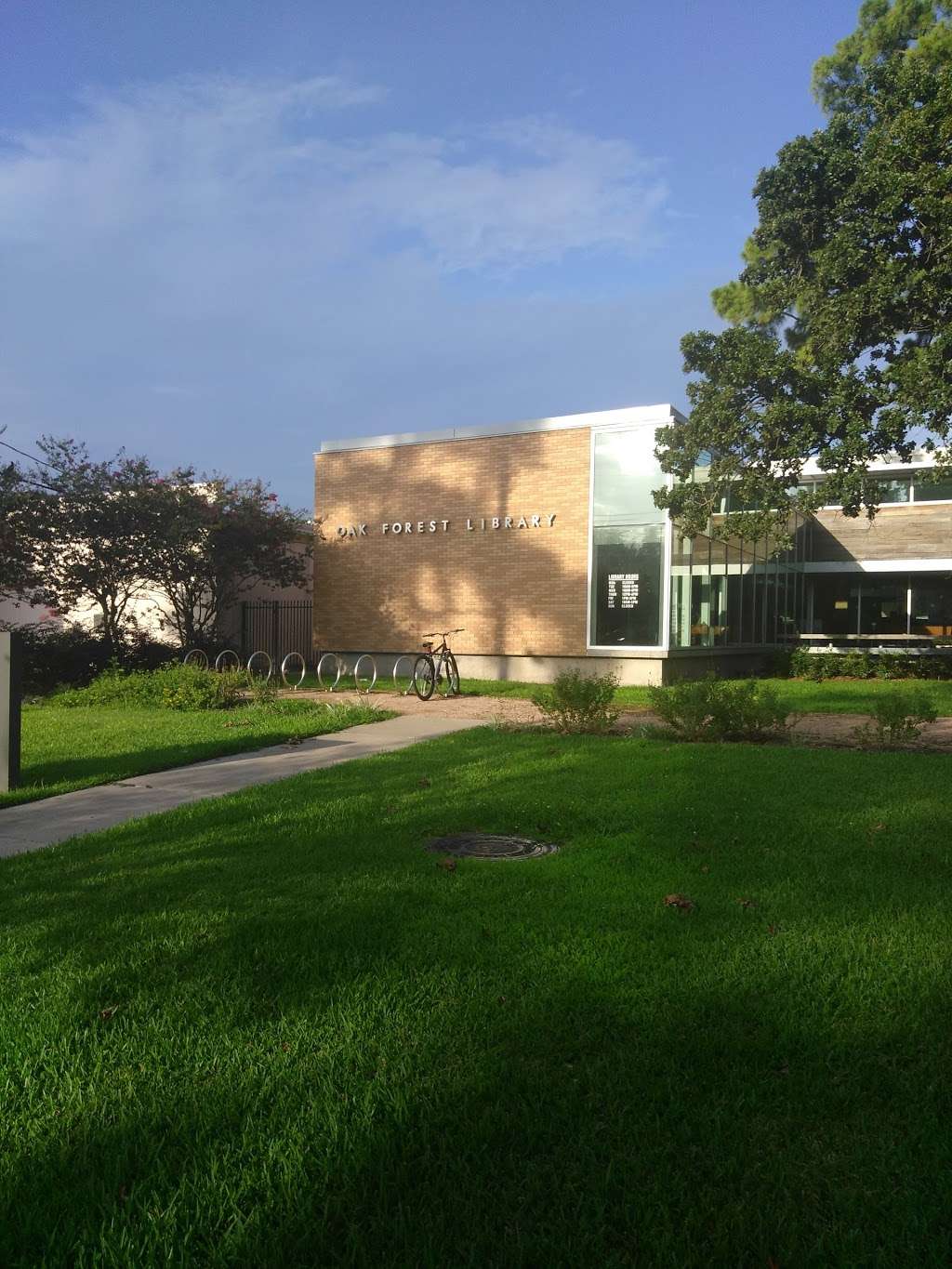 Oak Forest Neighborhood Library | 1349 W 43rd St, Houston, TX 77018, USA | Phone: (832) 393-1960