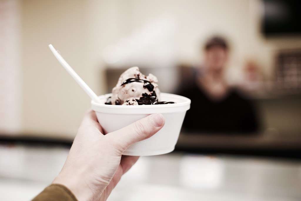 Double Twister Ice Cream and Coffee Shop Southbury | 385 Main St S, Southbury, CT 06488, USA | Phone: (203) 405-1025