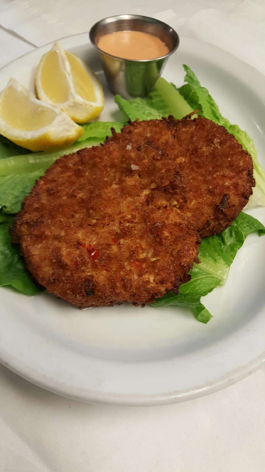 Fat Fish Bar & Grill | 234 W 31st St, Chicago, IL 60616, USA | Phone: (312) 842-9200