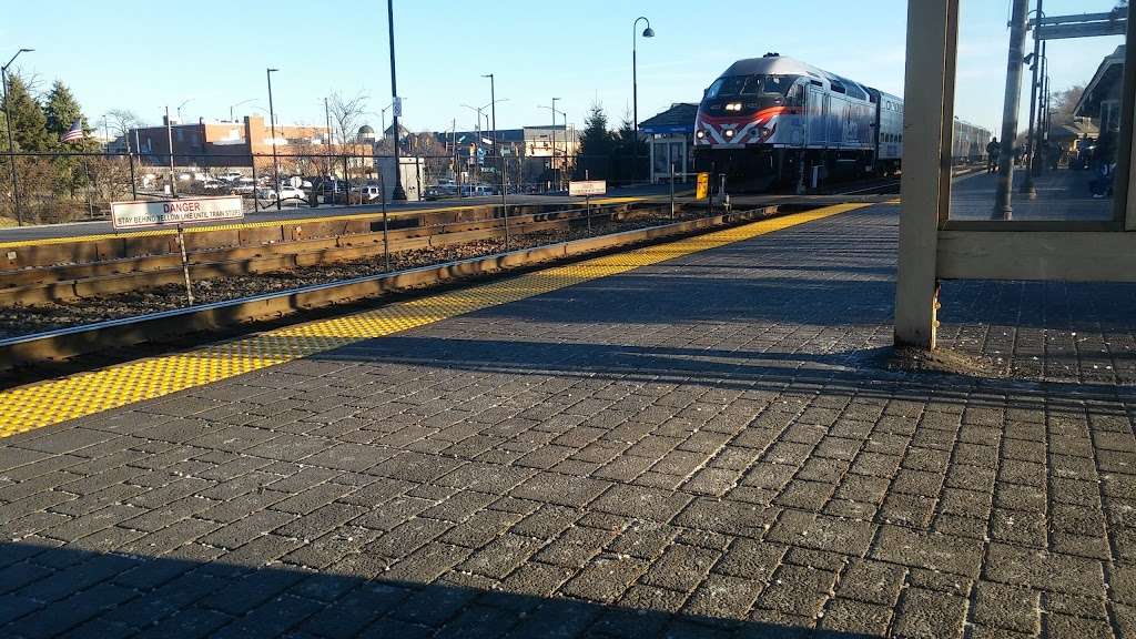 Deerfield Metra Station | Deerfield, IL 60015, USA