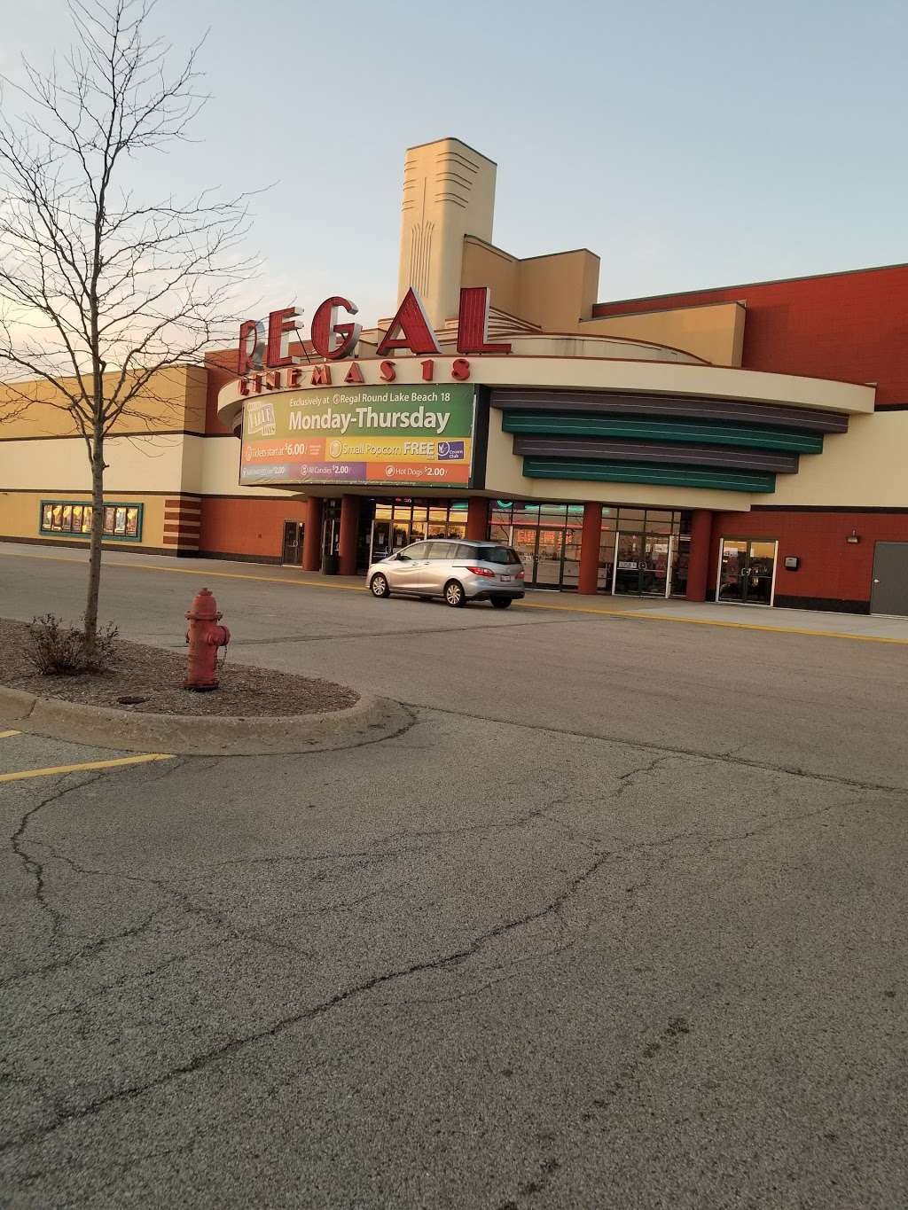 Regal Cinemas Round Lake Beach 18 | 550 E Rollins Rd, Round Lake Beach, IL 60073, USA | Phone: (844) 462-7342