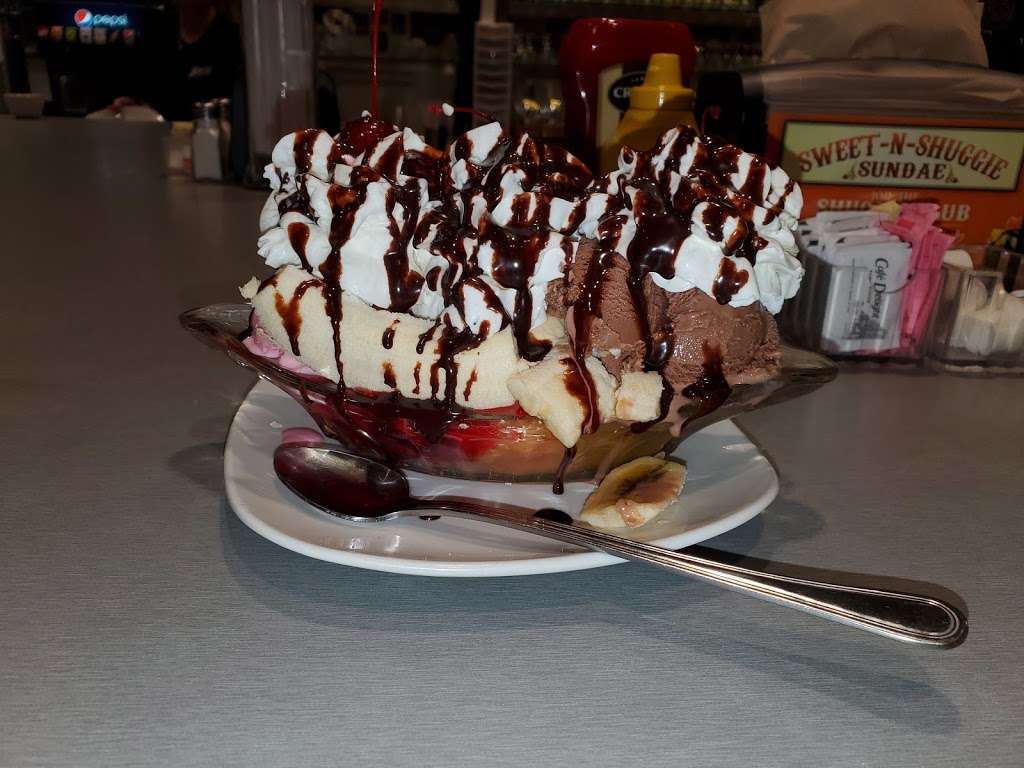 Scooples Icecream Parlor and Restaurant | 2718 Brownwood Blvd, Wildwood, FL 34785, USA | Phone: (352) 750-6263