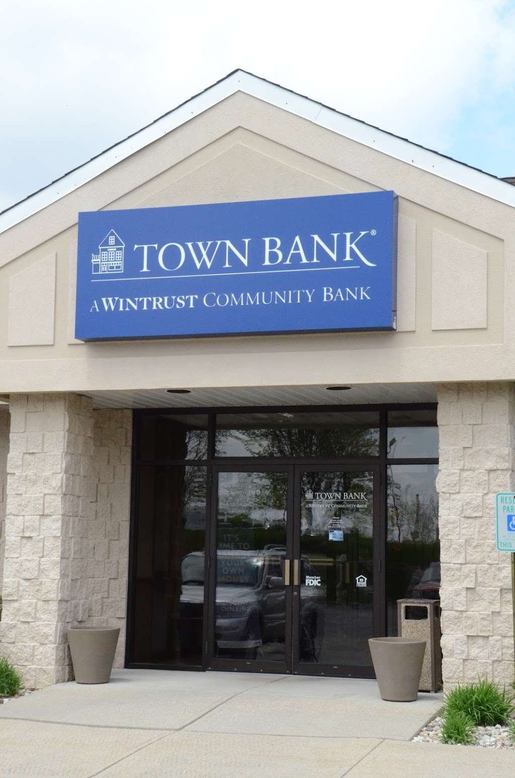 Town Bank | 550 Commercial Ct, Lake Geneva, WI 53147 | Phone: (262) 248-5189