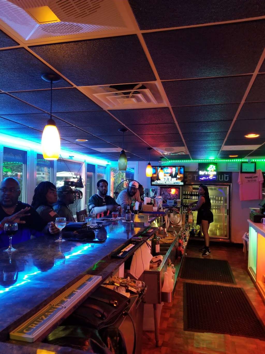 Island life sports bar & grill | 763 White Horse Pike, Atco, NJ 08004, USA | Phone: (856) 846-2919