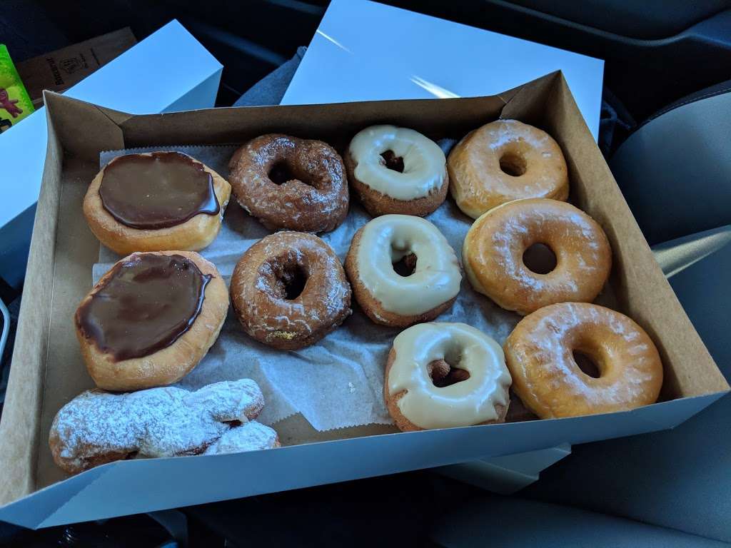 Donut Den | 3043 Theodore St, Joliet, IL 60435, USA | Phone: (815) 267-3810