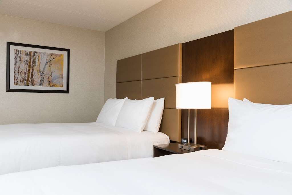 DoubleTree by Hilton Pleasant Prairie Kenosha | 11800 108th St, Pleasant Prairie, WI 53158, USA | Phone: (262) 857-3377