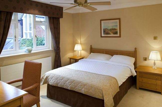 Warren House | Warren Rd, Kingston upon Thames KT2 7HY, UK | Phone: 020 8547 1777