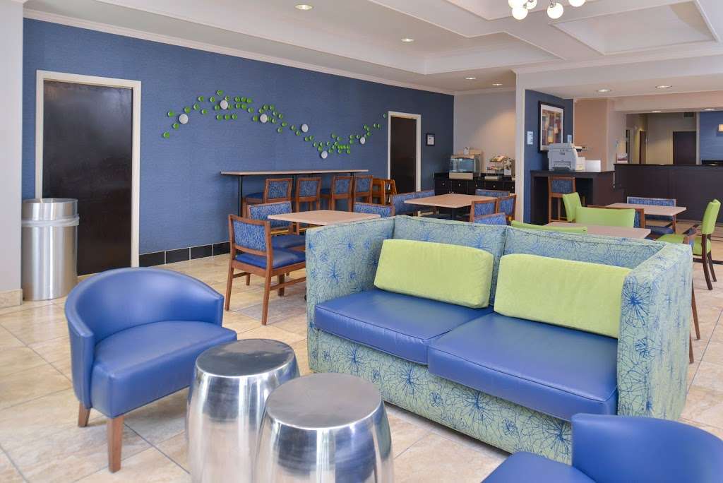 Holiday Inn Express & Suites San Antonio South | 11400 S East Loop 410, San Antonio, TX 78221 | Phone: (210) 293-5800