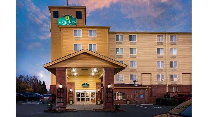 La Quinta Inn & Suites by Wyndham Portland Airport | 11207 NE Holman St, Portland, OR 97220, USA | Phone: (503) 382-3820