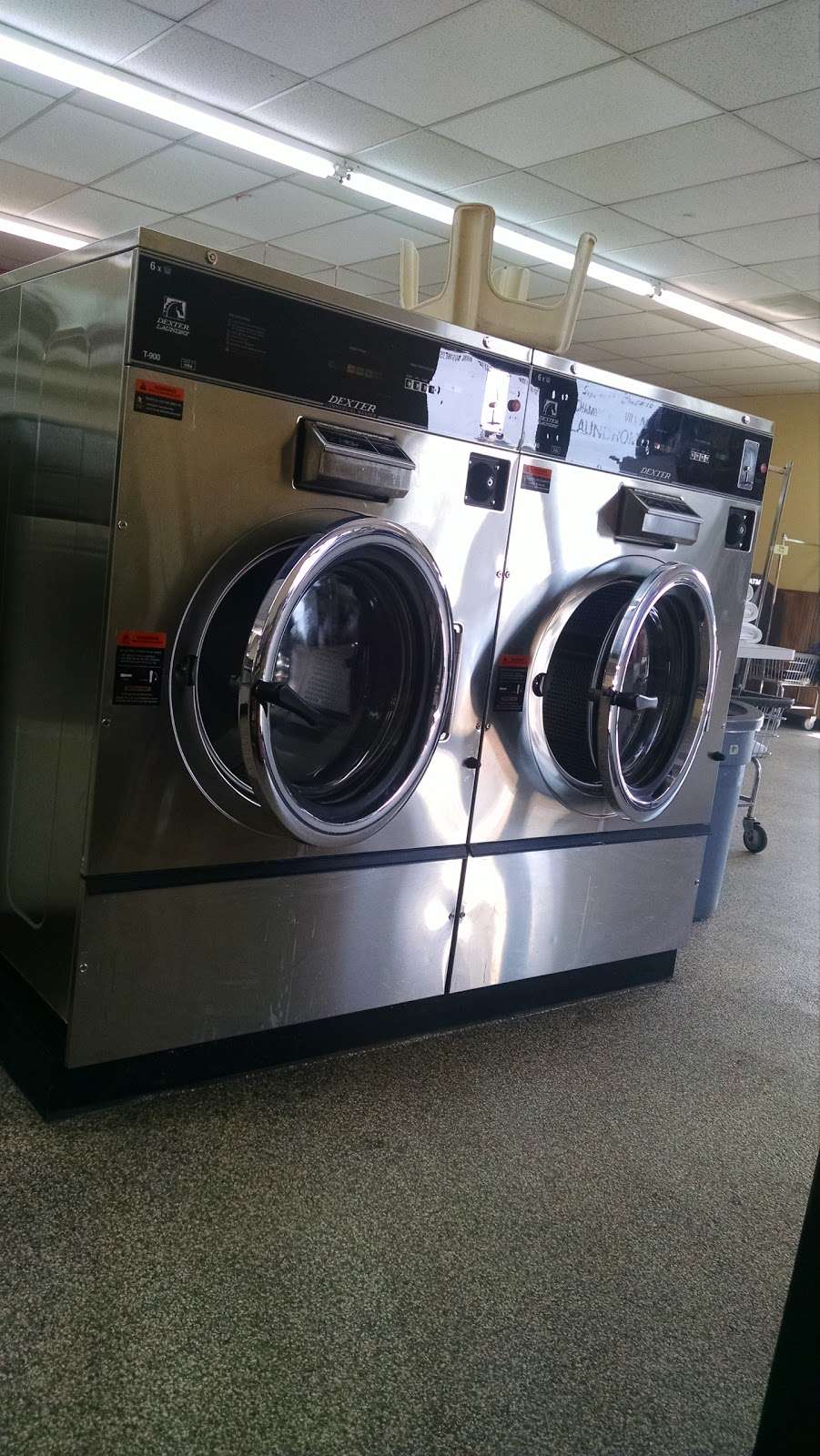 Superior Laundries - Chambers Laundromat | 15200 E 6th Ave, Aurora, CO 80011, USA | Phone: (303) 364-2934