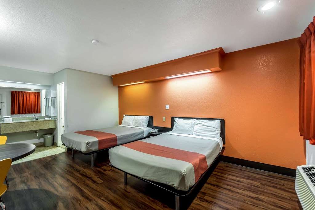 Motel 6 San Antonio - Splashtown | 3370 IH 35 N, San Antonio, TX 78219, USA | Phone: (210) 271-3100