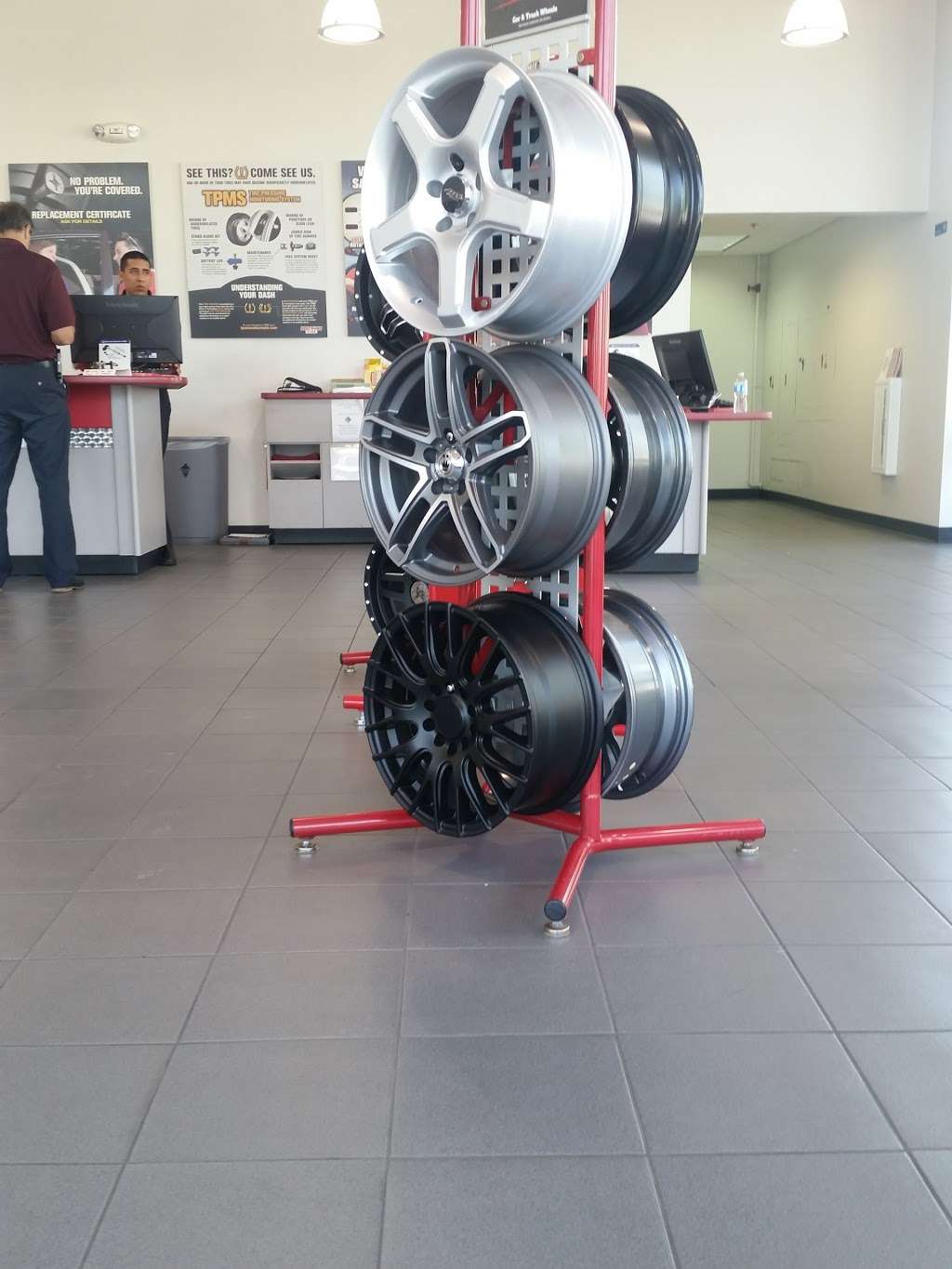 Discount Tire | 1145 Bloomingdale Rd, Glendale Heights, IL 60139, USA | Phone: (630) 784-8477