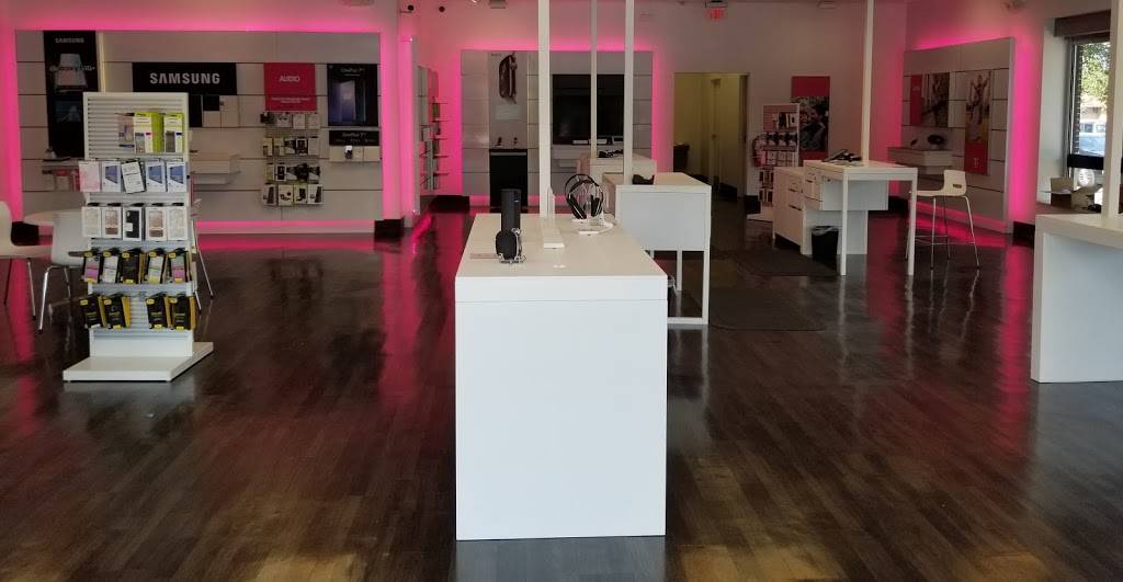 T-Mobile | 3151 E Jefferson Ave, Detroit, MI 48207, USA | Phone: (313) 396-1759