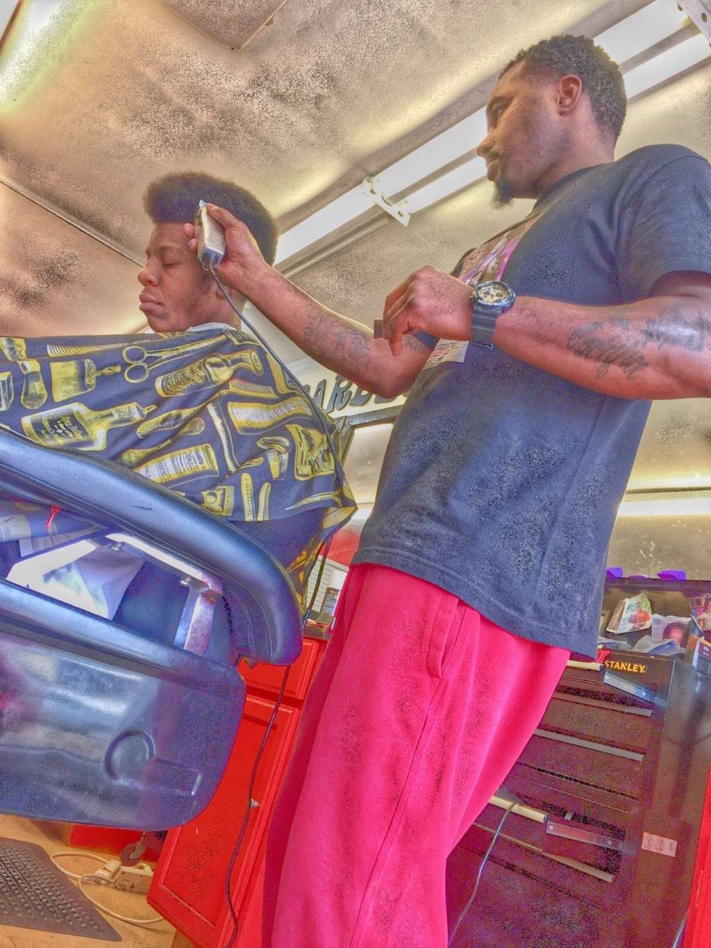 The Barbers Lounge | 10516 Blue Ridge Blvd, Kansas City, MO 64134 | Phone: (816) 838-2578