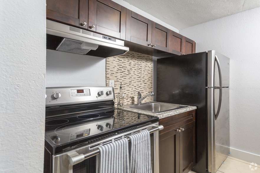 Crystal Lake Apartments | 2545 NW 207th St, Miami Gardens, FL 33056, USA | Phone: (305) 625-6586